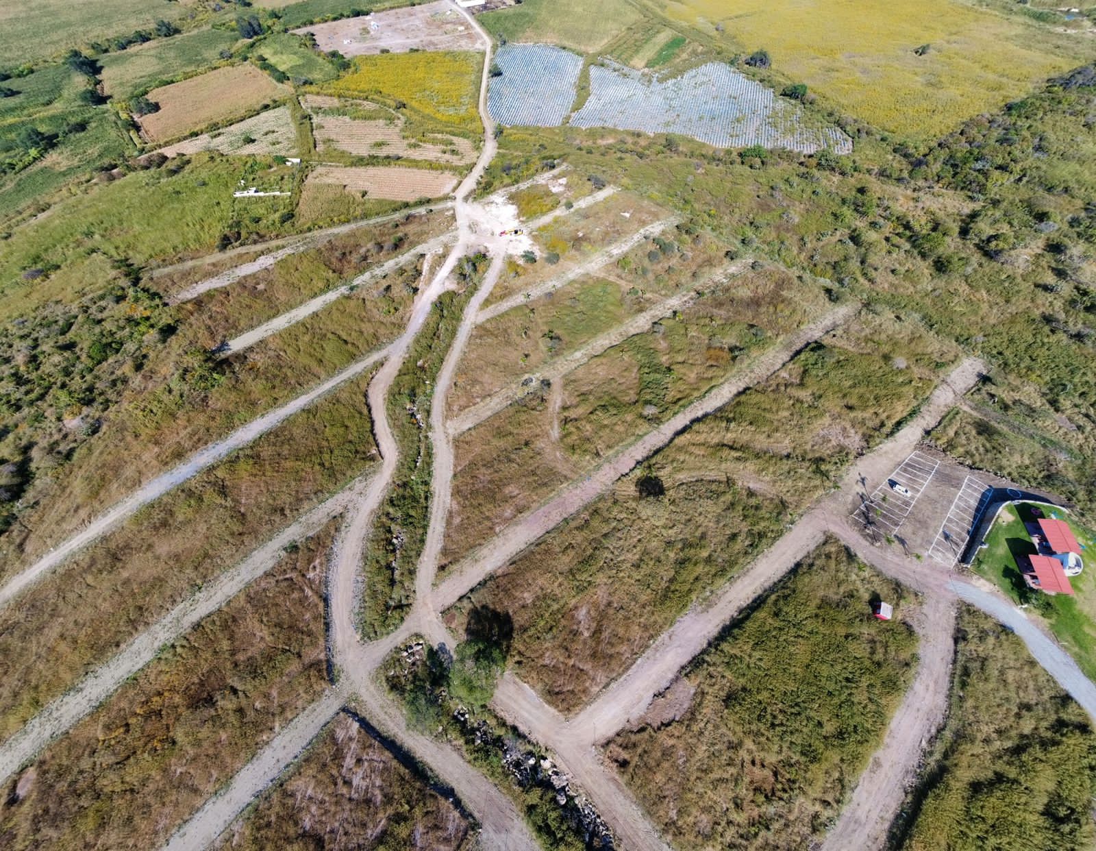 Vista aérea de locación de terrenos en venta.